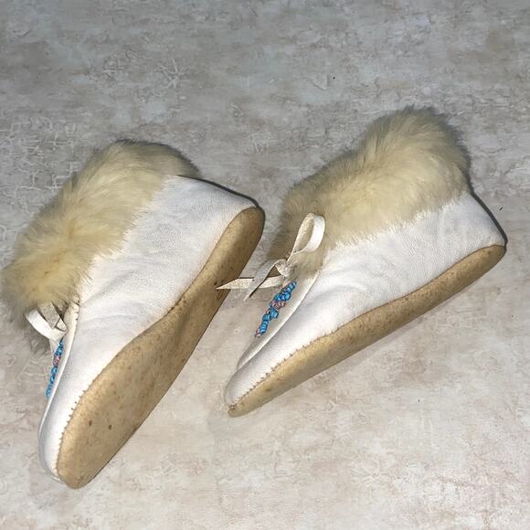 Vintage 1948 Minnehaha Moccasin baby slippers w/ white leather & rabbit fur trim - Picture 8 of 11
